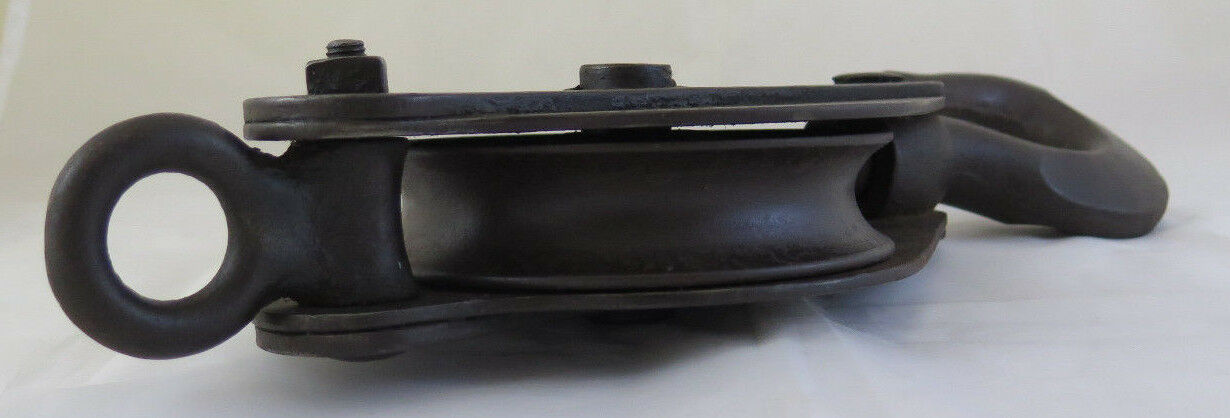 ANCIENT PULLEY WITH IRON CABLE LOOSE COMING FROM THE PORT OF GENOA CH13