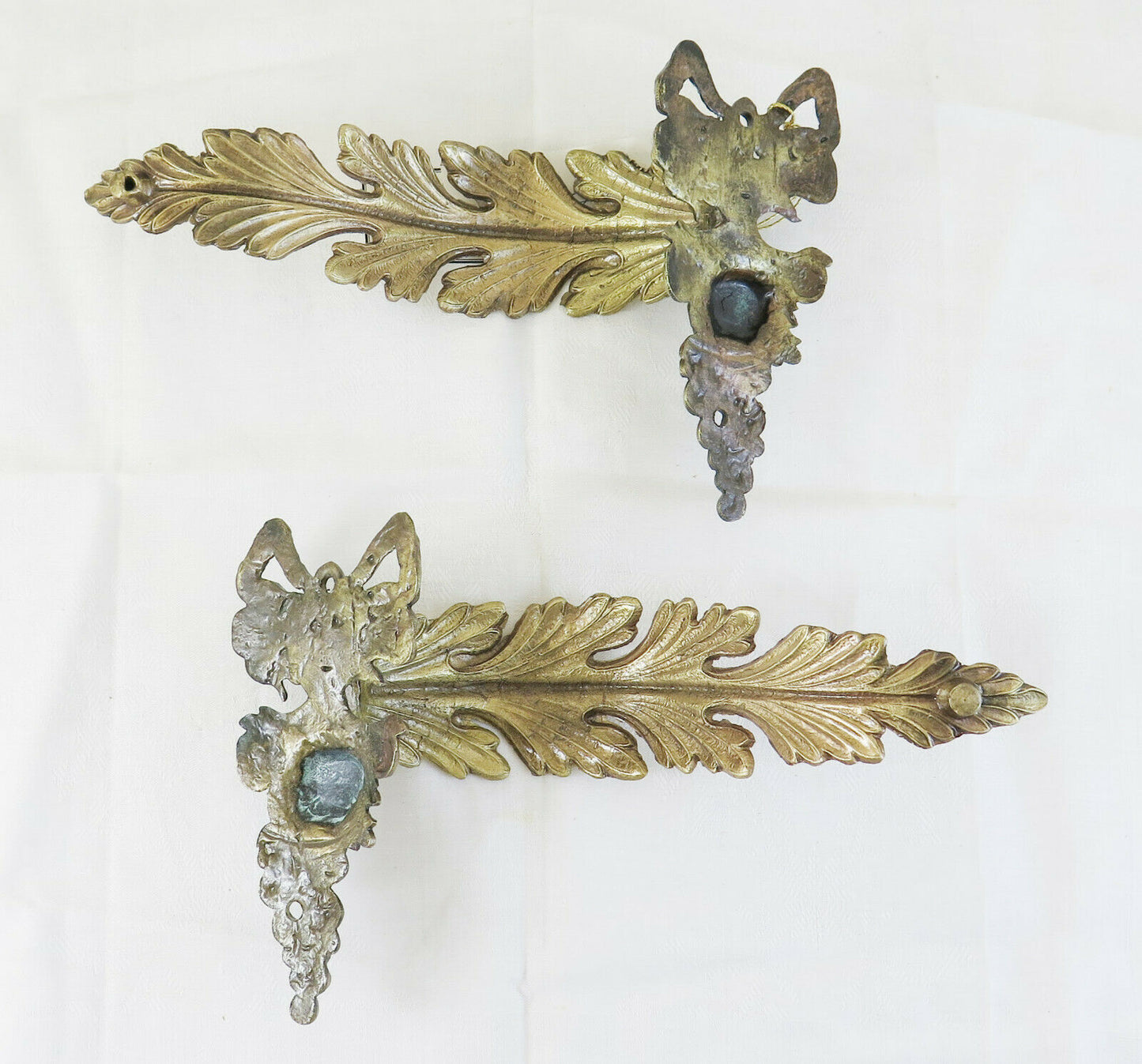 COPPIA DI GANCI FERMATENDE RACCOGLITENDA BRONZO DORATO FORMA GRAPPOLI UVA CH9 - Belbello Antiques