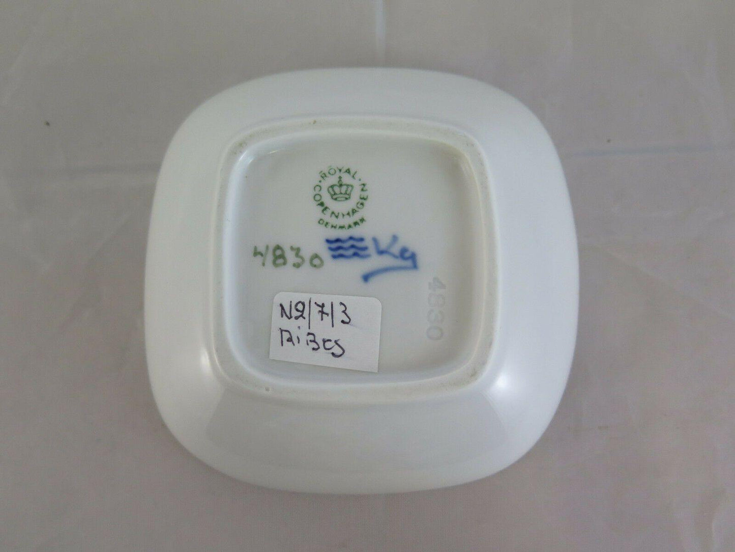PIATTINO IN CERAMICA ROYAL COPENHAGEN DENMARK 4830 RIBES PORTACENERE R69 - Belbello Antiques