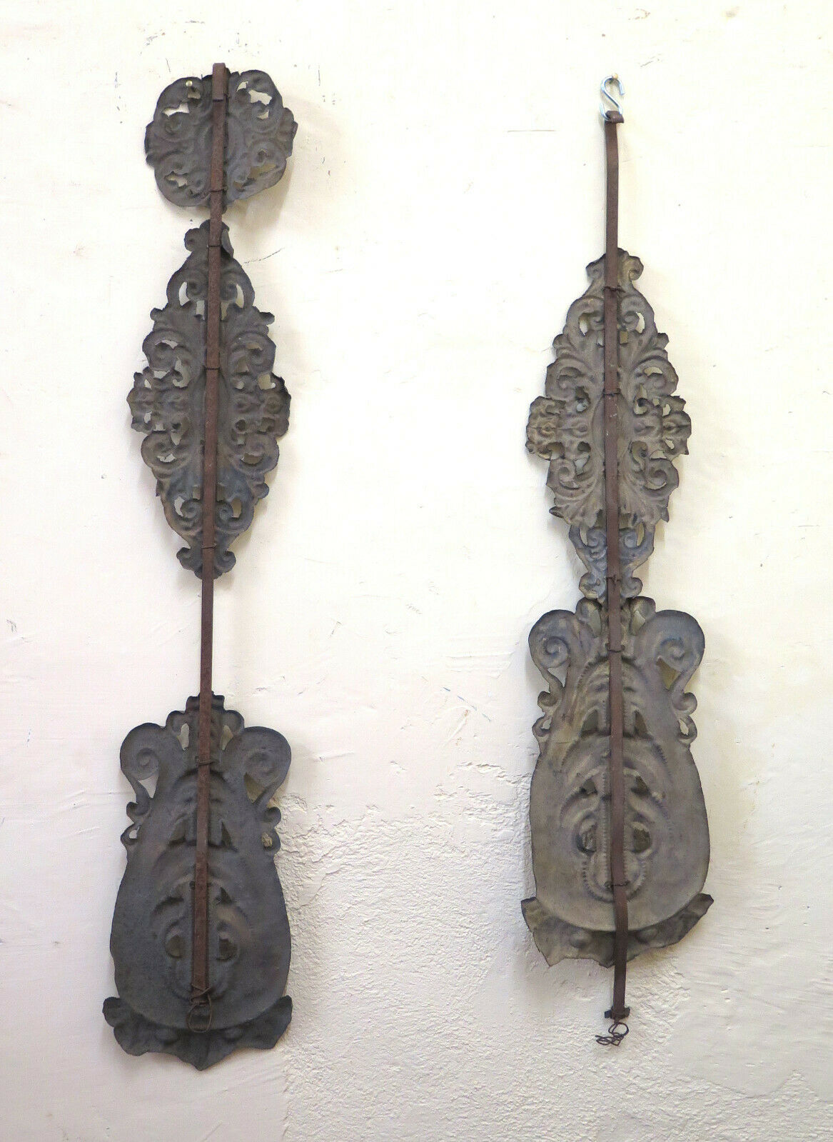 DUE ANTICHI FREGI IN FERRO LAVORATO A SBALZO DECORAZIONE PARIETALE FREGIO CH33