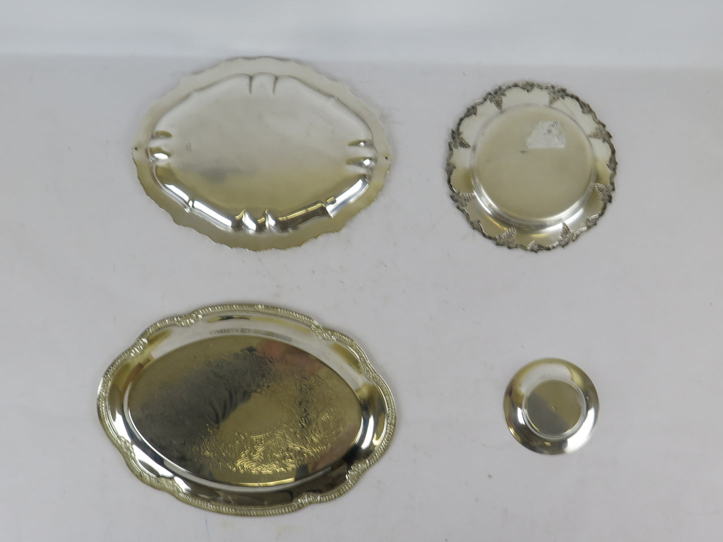 4 PIATTI ANTICHI IN METALLO ARGENTATO DI VARIE MISURE PORTATA CIOTOLA R146