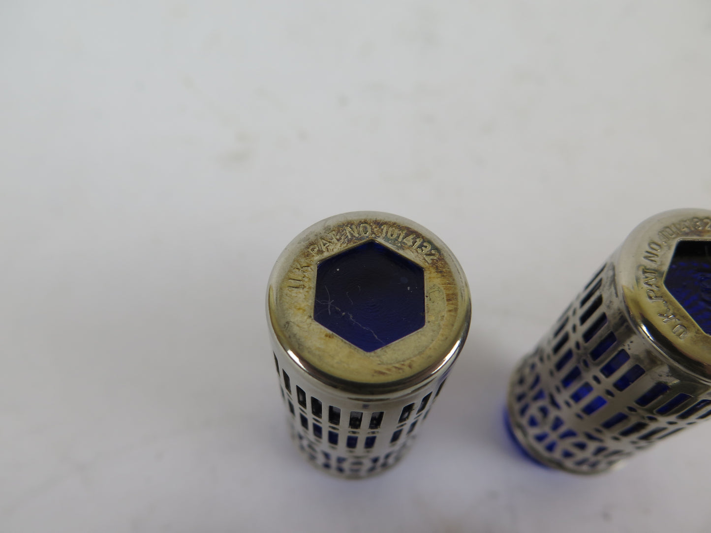 PORTASALE PORTAPEPE VINTAGE METALLO ARGENTATO VETRO BLU UK Pat No 1014132 R146