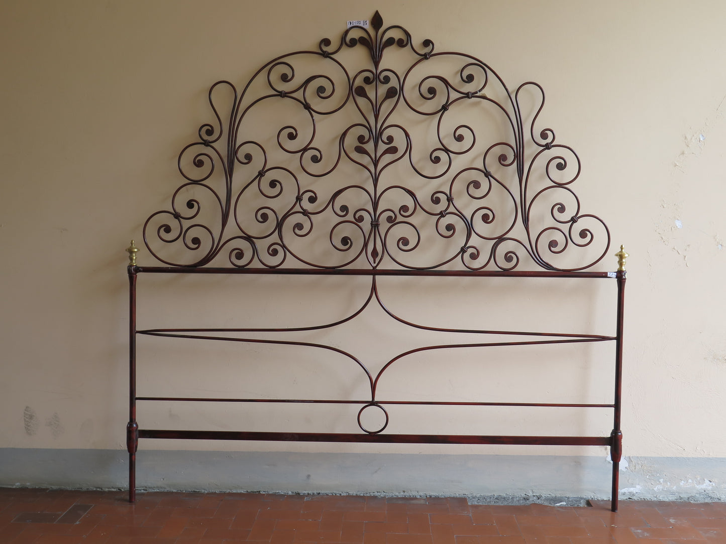 TESTIERA TESTATA DA LETTO MATRIMONIALE IN FERRO BATTUTO A CODA PAVONE VINTAGE 27 - Belbello Antiques
