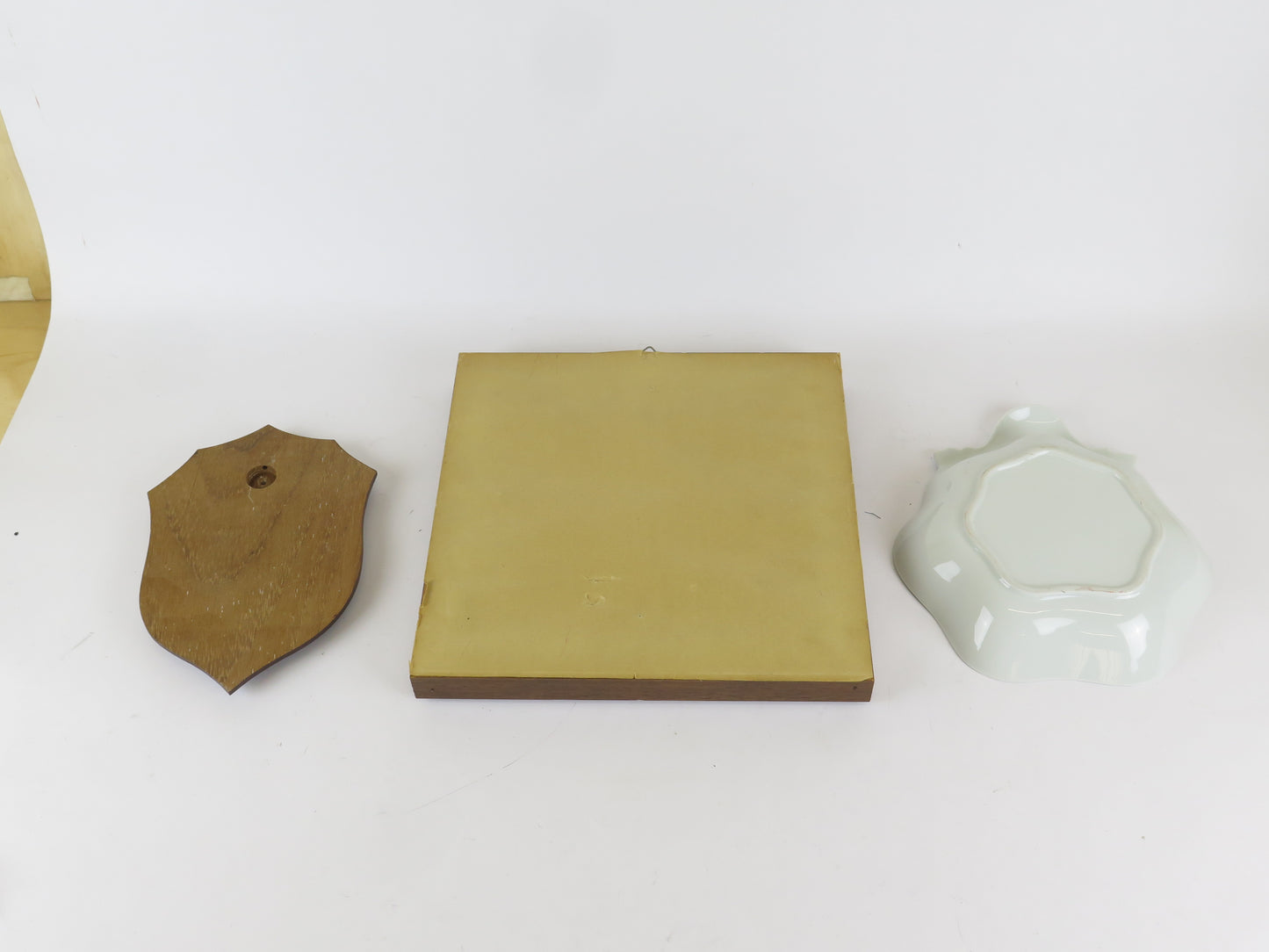 CREST PAINTED CERAMIC SAUCER WEAPON CAVALRY ARMY HONORANDO TRADO VN8