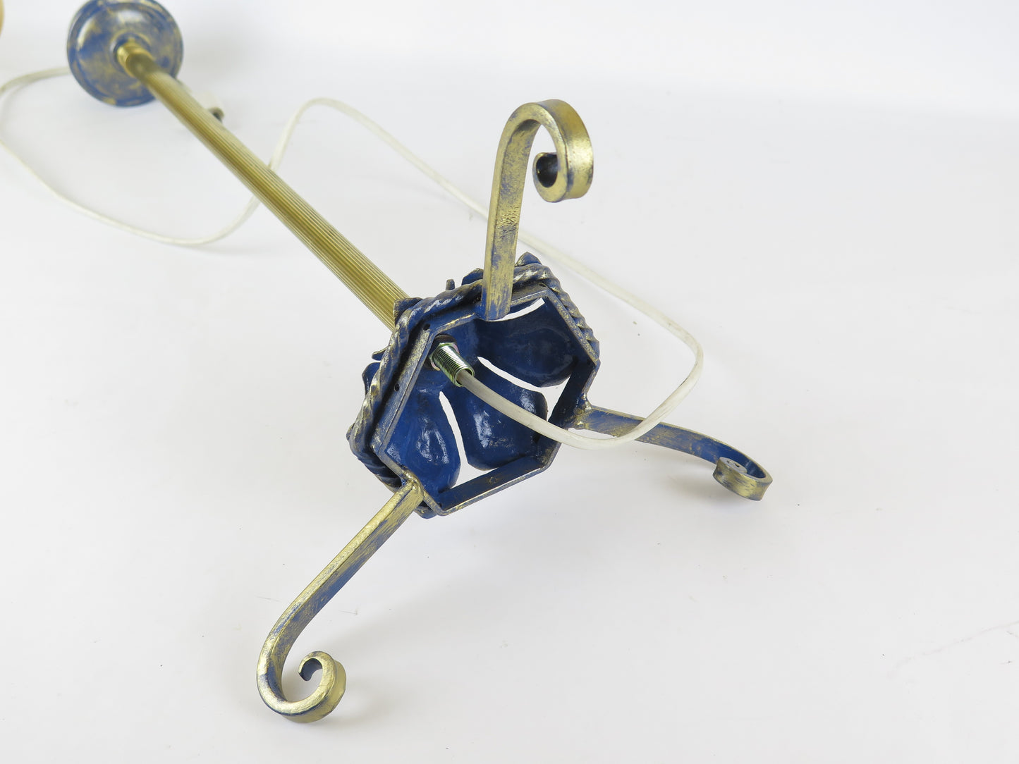 VINTAGE TABLE LAMP WROUGHT IRON EMBOSSED METAL ELEGANT CLASSIC CH37