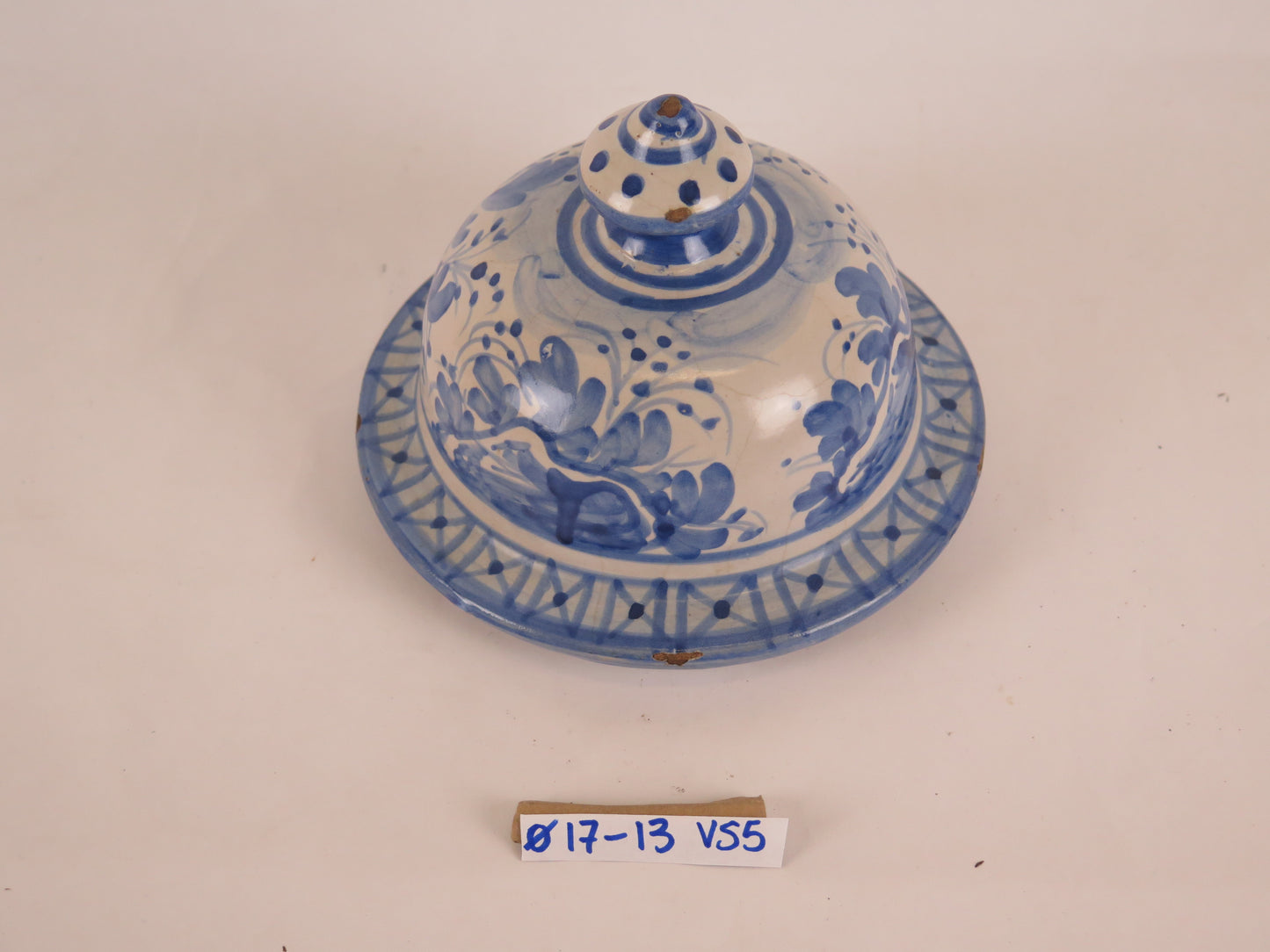 COPERCHIO PER VASO DI CERAMICA ANTICO DIPINTO MANO BIANCO BLU VS5