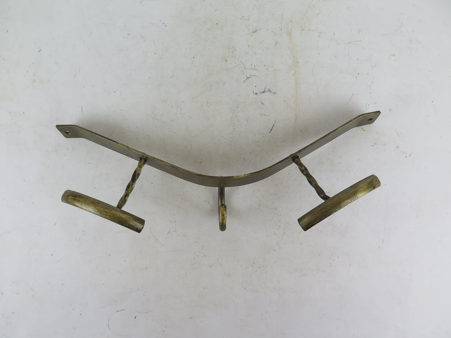 VECCHIO ATTACCAPANNI DA PARETE FERRO BATTUTO DORATO A DUE GANCI APPENDIABITI CH2