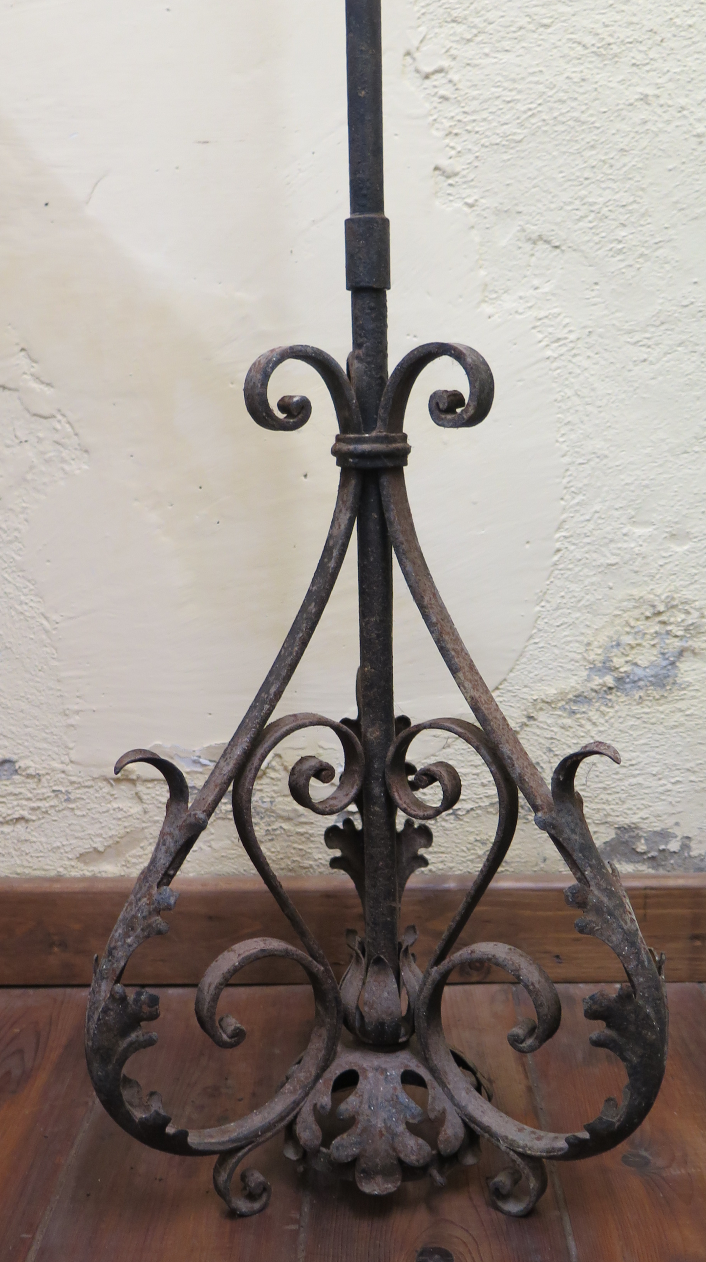 h220 LARGE HIGH WROUGHT IRON CHANDELIER IDEAL FOR HIGH CEILINGS