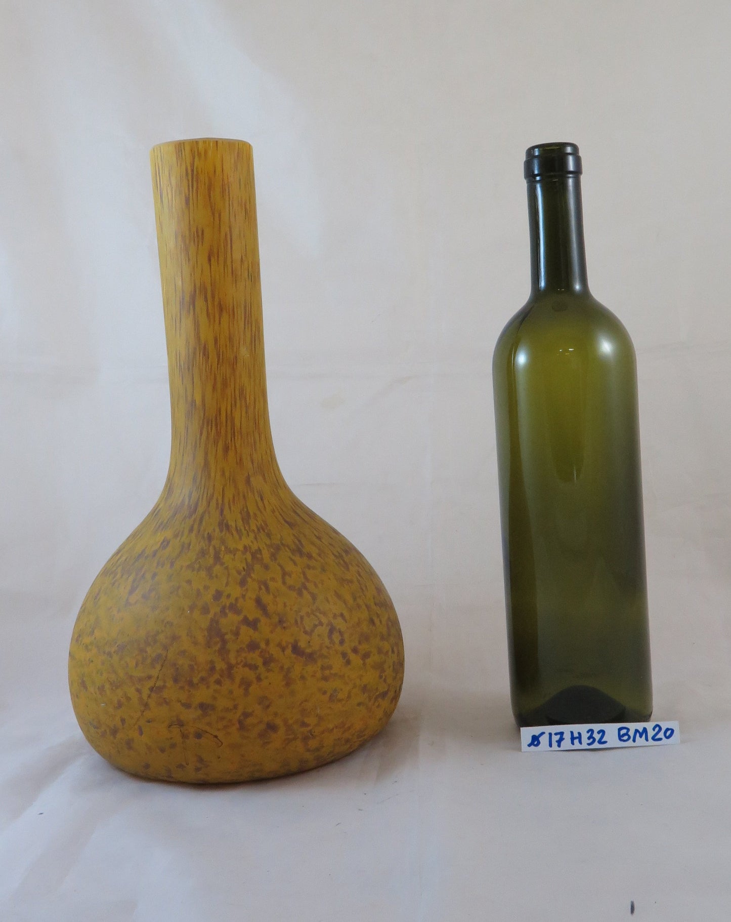 OLD COLLECTIBLE YELLOW SWANNECK GLASS VASE BM20