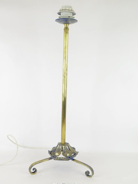 VINTAGE TABLE LAMP WROUGHT IRON EMBOSSED METAL ELEGANT CLASSIC CH37