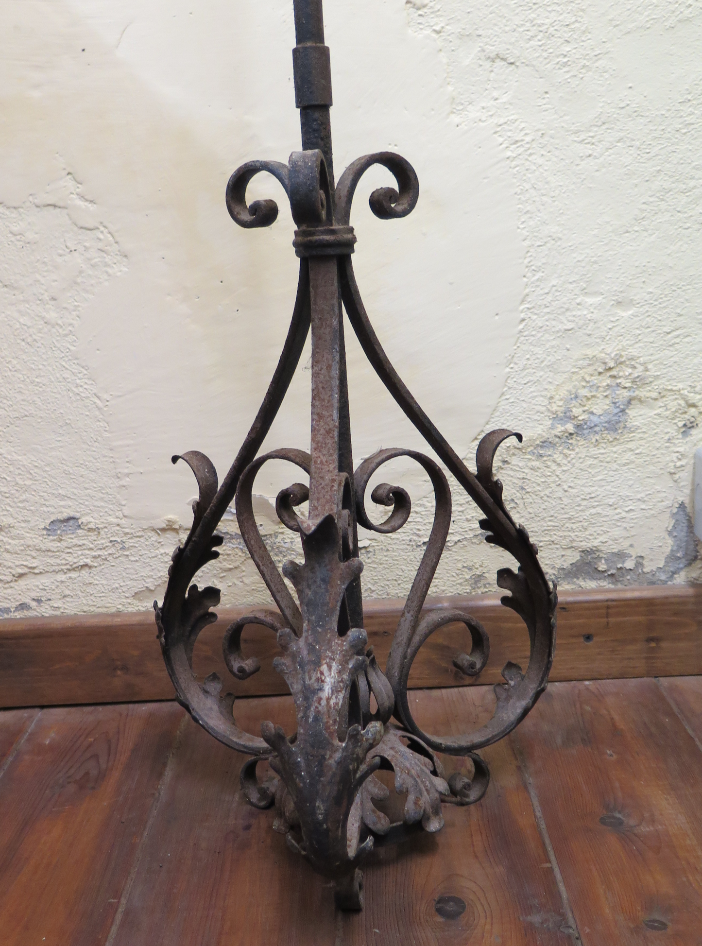h220 LARGE HIGH WROUGHT IRON CHANDELIER IDEAL FOR HIGH CEILINGS